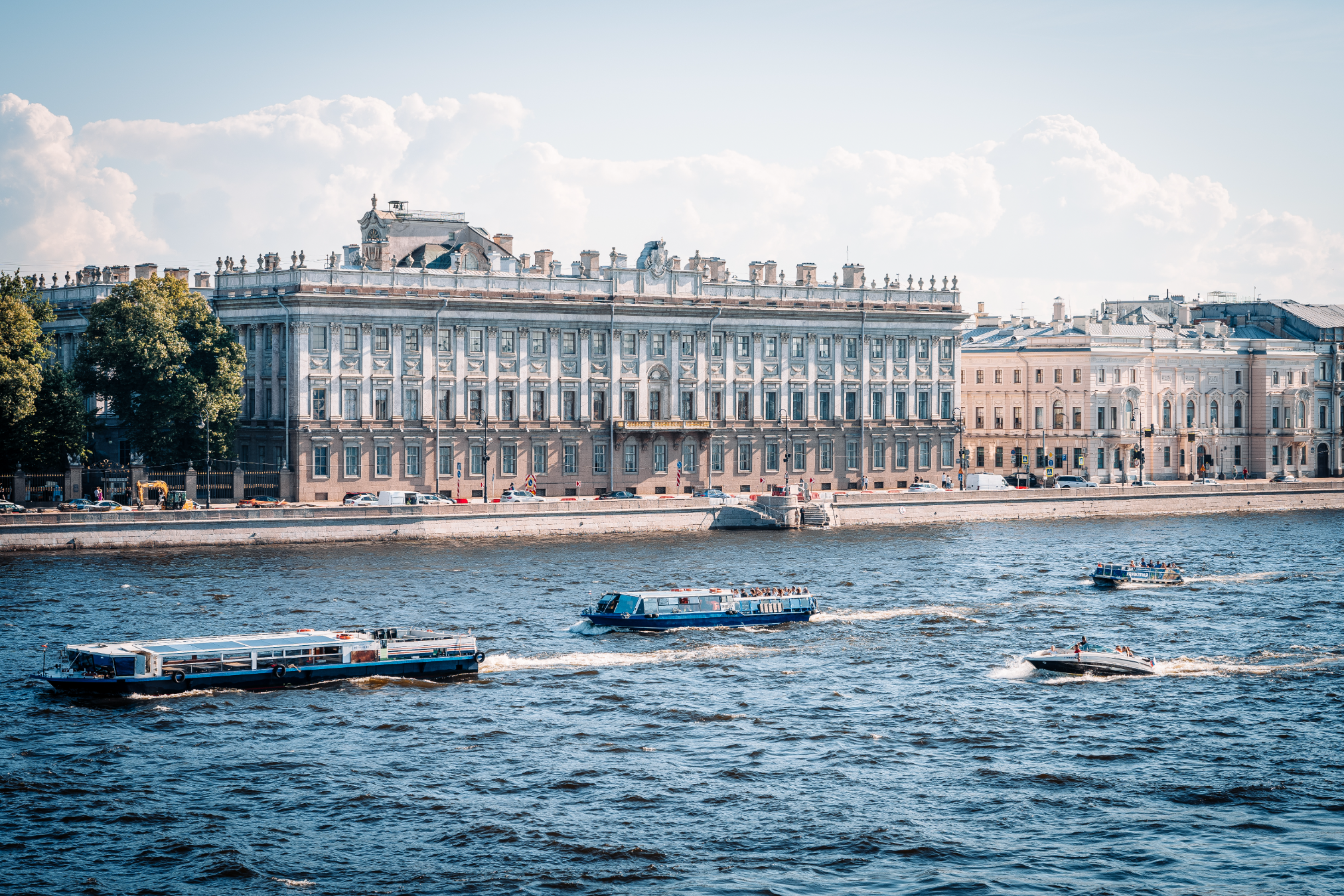 Обзорная экскурсия по Санкт-Петербургу с прогулкой на теплоходе по рекам и каналам