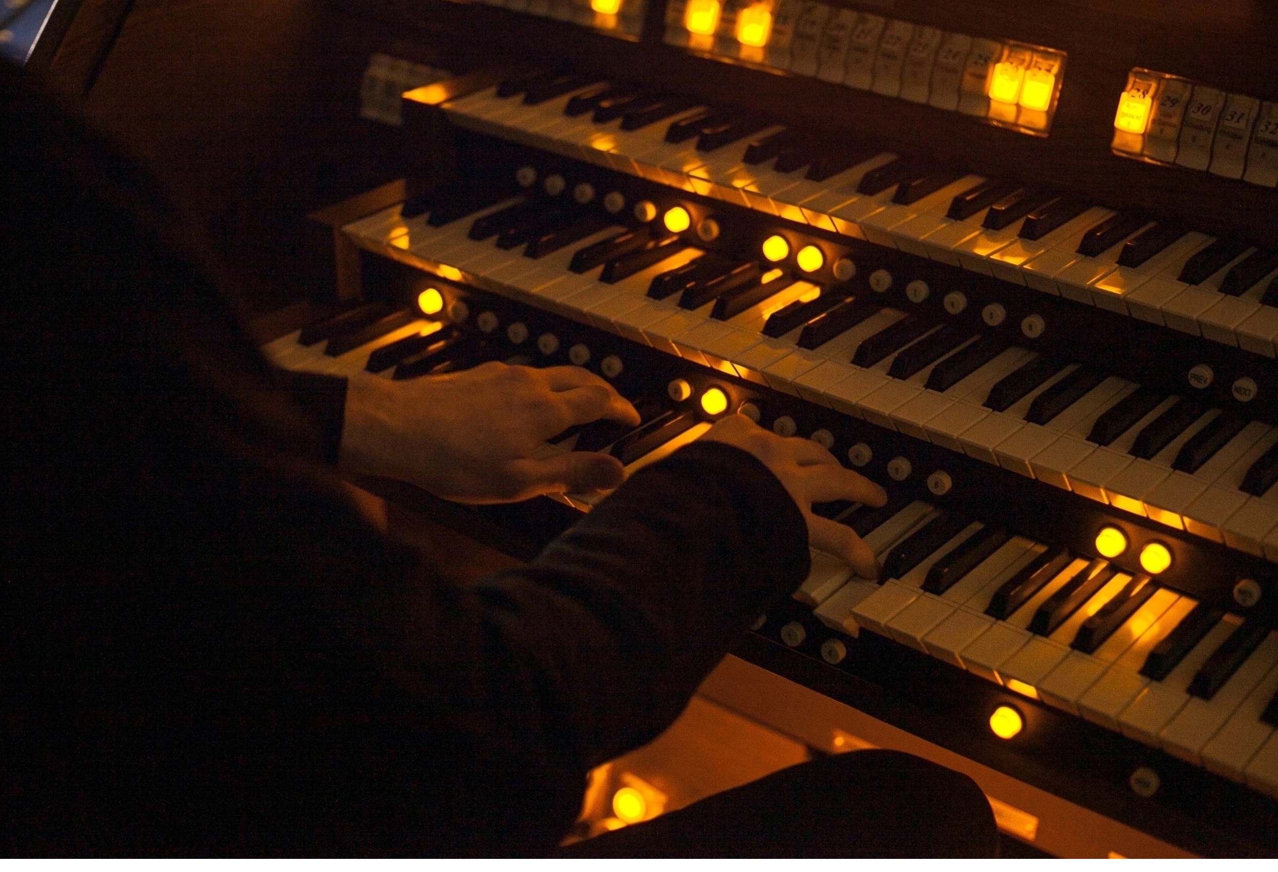 Билеты на «Органные вечера в Люблино при свечах: Великие Мастера» Орган. Скрипка. Голос