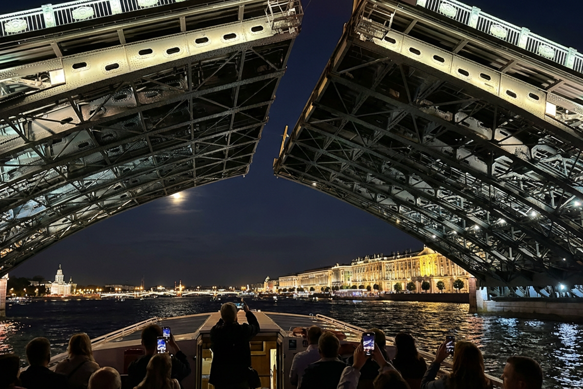 Развод мостов. Ночная прогулка по Неве